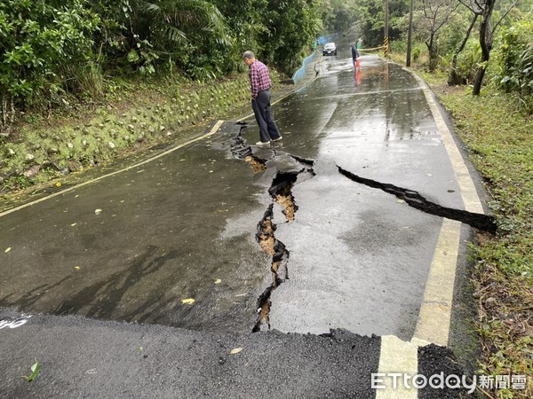 ▲▼新北市石門區北21線約10.5公里處,發生下邊坡滑動情形。(圖/記者郭世賢翻攝) ▲▼新北市石門區北21線約10.5公里處,發生下邊坡滑動情形。(圖/記者郭世賢翻攝)