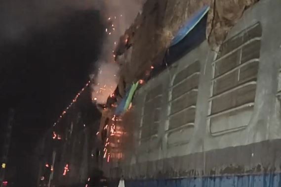 ▲▼印度少年火車車頂上自拍，意外觸電起火被燒死。（圖／翻攝自YouTube／OTV News）