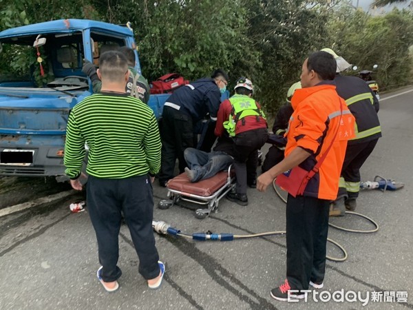 ▲小貨車受撞擊車頭凹陷，致車上駕駛雙腳遭夾受困車內。（圖／花蓮消防局提供，下同）