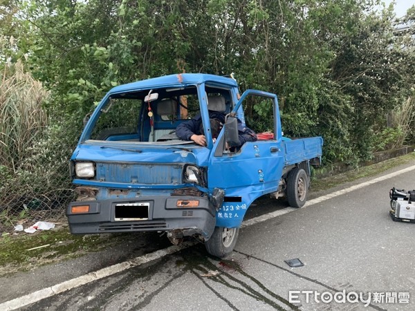 ▲小貨車受撞擊車頭凹陷，致車上駕駛雙腳遭夾受困車內。（圖／花蓮消防局提供，下同）