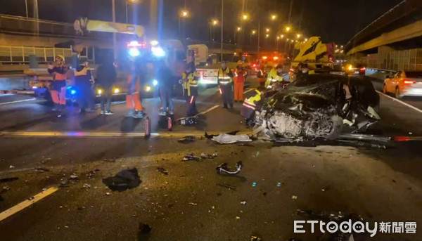 ▲▼快訊/國道再撞!拖吊車排除事故 黑車猛撞「車頭全毀」駕駛送醫。(圖/記者游宗樺翻攝) ▲▼快訊/國道再撞!拖吊車排除事故 黑車猛撞「車頭全毀」駕駛送醫。(圖/記者游宗樺翻攝)