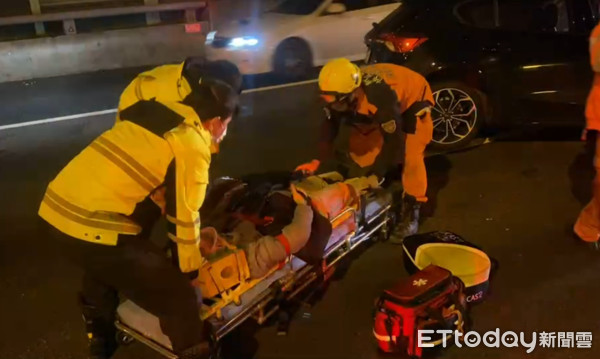 ▲▼快訊/國道再撞!拖吊車排除事故 黑車猛撞「車頭全毀」駕駛送醫。(圖/記者游宗樺翻攝) ▲▼快訊/國道再撞!拖吊車排除事故 黑車猛撞「車頭全毀」駕駛送醫。(圖/記者游宗樺翻攝)