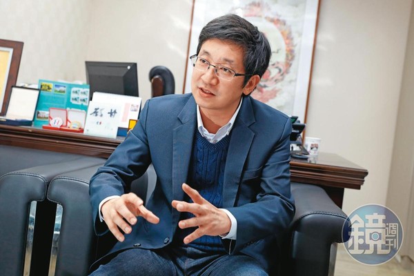 民進黨立委蔡適應(圖)揭發李振育不法詐財案,要求軍方檢討眷地及印信管理流程。