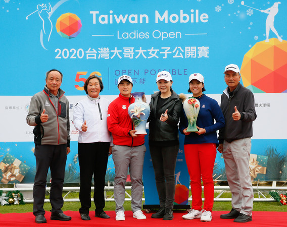 ▲▼ 錢珮芸台灣大哥大女子公開賽封后 張雅淳最佳業餘球員 。(圖/台灣大哥大女子公開賽提供) ▲▼ 錢珮芸台灣大哥大女子公開賽封后 張雅淳最佳業餘球員 。(圖/台灣大哥大女子公開賽提供)