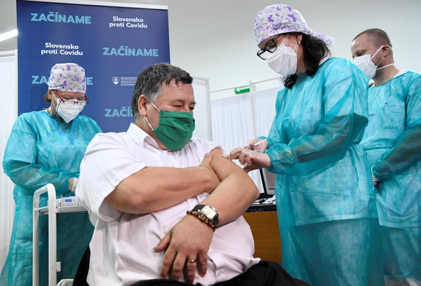 ▲▼ 斯洛伐克首名接種輝瑞疫苗的人是政府疫情委員會成員科斯梅里（Vladimir Krcmery）。（圖／路透）