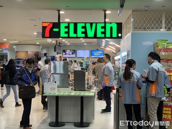 ▲▼全家、7-11信義區門市跨年人潮少。（圖／記者蕭筠攝）