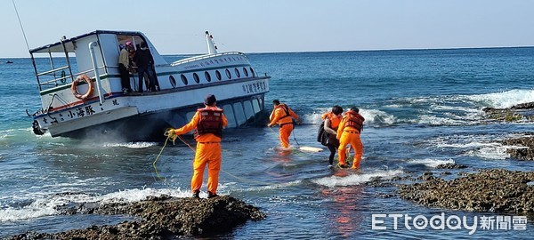 ▲▼墾丁半潛艇擱淺。(圖/記者郭世賢翻攝) ▲▼墾丁半潛艇擱淺。(圖/記者郭世賢翻攝)