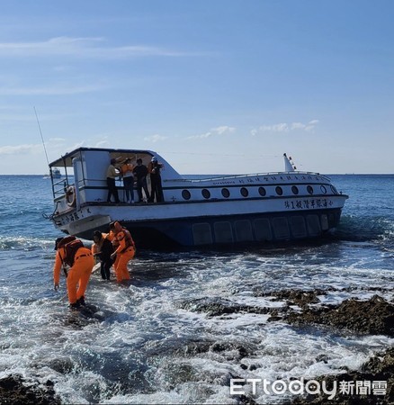 ▲▼墾丁半潛艇擱淺。(圖/記者郭世賢翻攝) ▲▼墾丁半潛艇擱淺。(圖/記者郭世賢翻攝)
