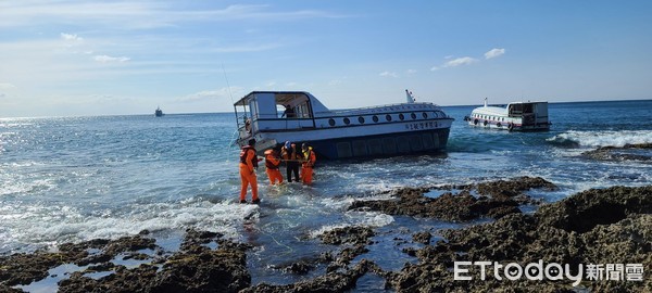 ▲▼墾丁半潛艇擱淺。(圖/記者郭世賢翻攝) ▲▼墾丁半潛艇擱淺。(圖/記者郭世賢翻攝)