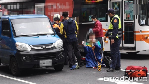 ▲▼台北市重慶南路與衡陽路口,一輛載滿瓦斯鋼瓶的小貨車與一輛機車發生碰撞。(圖/記者黃彥傑攝) ▲▼台北市重慶南路與衡陽路口,一輛載滿瓦斯鋼瓶的小貨車與一輛機車發生碰撞。(圖/記者黃彥傑攝)