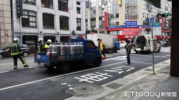▲▼台北市重慶南路與衡陽路口,一輛載滿瓦斯鋼瓶的小貨車與一輛機車發生碰撞。(圖/記者黃彥傑攝) ▲▼台北市重慶南路與衡陽路口,一輛載滿瓦斯鋼瓶的小貨車與一輛機車發生碰撞。(圖/記者黃彥傑攝)