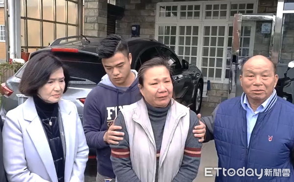 ▲「永裕興18號」10船員生死不明,船長妻(圖中)哭泣說:請政府幫找人。(圖/記者游芳男翻攝) ▲「永裕興18號」10船員生死不明,船長妻(圖中)哭泣說:請政府幫找人。(圖/記者游芳男翻攝)