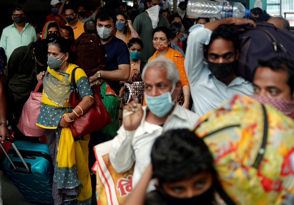 ▲▼新冠肺炎疫情延燒，離開車站的印度民眾戴著口罩。攝於印度孟買，2020年12月11日。。（圖／路透）