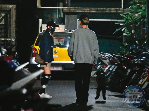 2020/12/14 01：04，回到家後，邱鋒澤（右）與采子（左）又變回情侶，摸黑一同遛愛狗。
