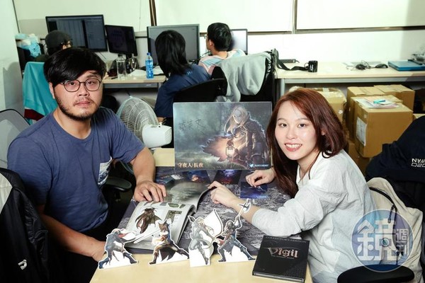 《守夜人：長夜》是台灣近年最受矚目的獨立遊戲之一，總統蔡英文在參訪募資平台嘖嘖時，還在遊戲看板上簽名。圖為遊戲製作人林立（左）、玻璃心工作室共同創辦人海綿（右）。