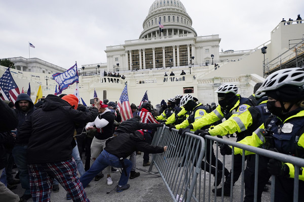 ▲▼川普支持者與警方在國會大廈前爆發激烈衝突。（圖／達志影像／美聯社）
