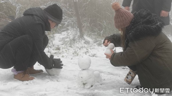 ▲大屯山民眾堆雪人。（圖／記者黃彥傑攝）