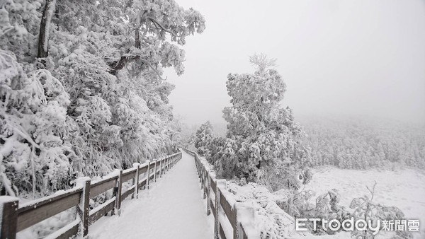 ▲▼賞太平山銀白仙境雪景，10日「追雪部隊」車潮回堵4公里。（圖／記者游芳男翻攝，下同）