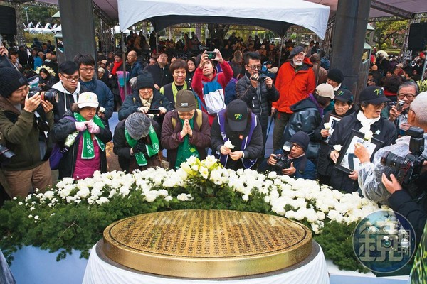 白色恐怖時代民眾遭構陷冤案,土地、財產被沒收充公,政府該如何返還,成為促轉會成立的重要任務。圖為二二八紀念日活動。