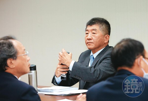 因防疫有功的衛福部長陳時中(中),被看好代表民進黨參選下屆台北市長。