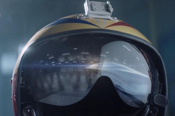 ▲▼中國官方發布2021年度招飛宣傳片尾中，飛行員頭盔護目鏡上投映出轟-20真機部分畫面。（圖／翻攝自中國空軍在線官方微博）
