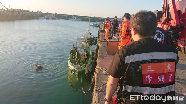 ▲▼新北後厝漁港轎車落海。(圖/記者陳以昇攝) ▲▼新北後厝漁港轎車落海。(圖/記者陳以昇攝)