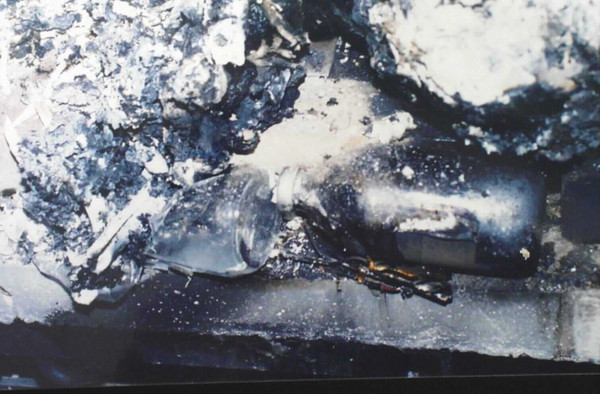 警方在焚化爐內發現2個玻璃瓶,試圖拼湊洪若潭一家死亡的原因。