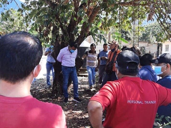 ▲墨西哥市長拉米雷斯（Óscar Ramírez）因未實現政見遭居民綁在樹上示眾。（圖／翻攝Twitter@Darinelzacarias）