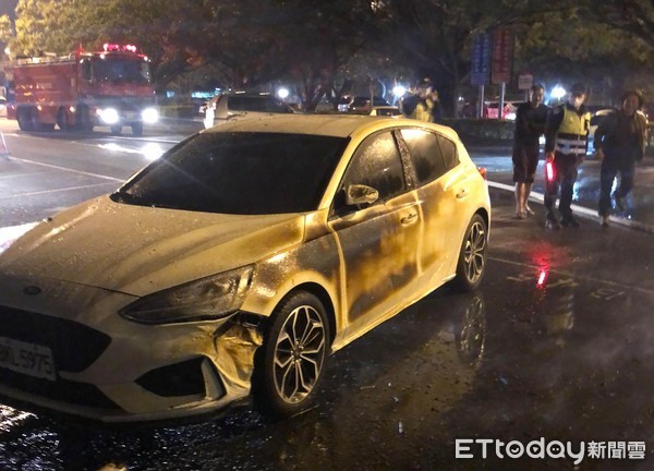 ▲湖口休息站轎車自燃成火球　YT直播遭殃：早知道不去廁所。（圖／達爾提供）