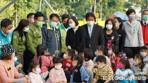 ▲總統蔡英文指名與台南市長黃偉哲，共同前往台南竹溪踩點，兩人並開心的與公園遊玩的小朋友在沙坑裡互動拍照。（圖／記者林悅翻攝，下同）