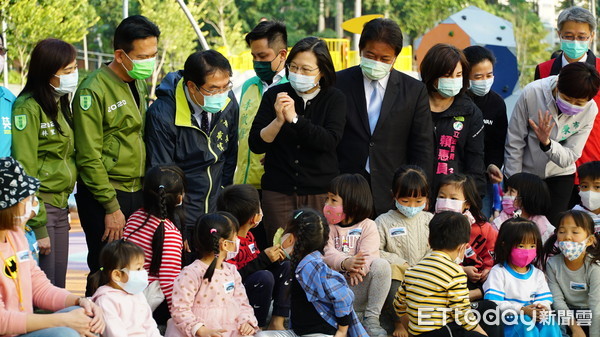 ▲總統蔡英文指名與台南市長黃偉哲，共同前往台南竹溪踩點，兩人並開心的與公園遊玩的小朋友在沙坑裡互動拍照。（圖／記者林悅翻攝，下同）