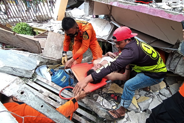 ▲▼救難人員仍不放棄希望，在瓦礫堆底下尋找倖存者。（圖／路透）