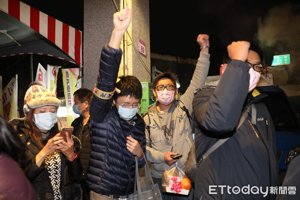 ▲罷免王浩宇成功，民眾激動大喊。（圖／記者林敬旻攝）