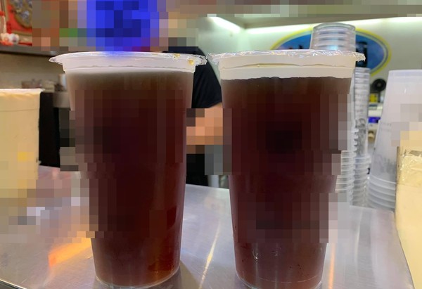 ▲▼同事們點一樣的飲料品項但容量卻不一樣,因此沒人願意拿比較少的那杯。網友表示:是差很多膩。(圖/翻攝自爆怨公社) ▲▼同事們點一樣的飲料品項但容量卻不一樣,因此沒人願意拿比較少的那杯。網友表示:是差很多膩。(圖/翻攝自爆怨公社)