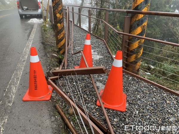 ▲▼太平山觀雲棧道傳「肇事逃逸」事，棧道遭撞壞約5公尺長，並留有保險桿碎片，羅東林管處追凶中。（圖／記者游芳男翻攝，下同）