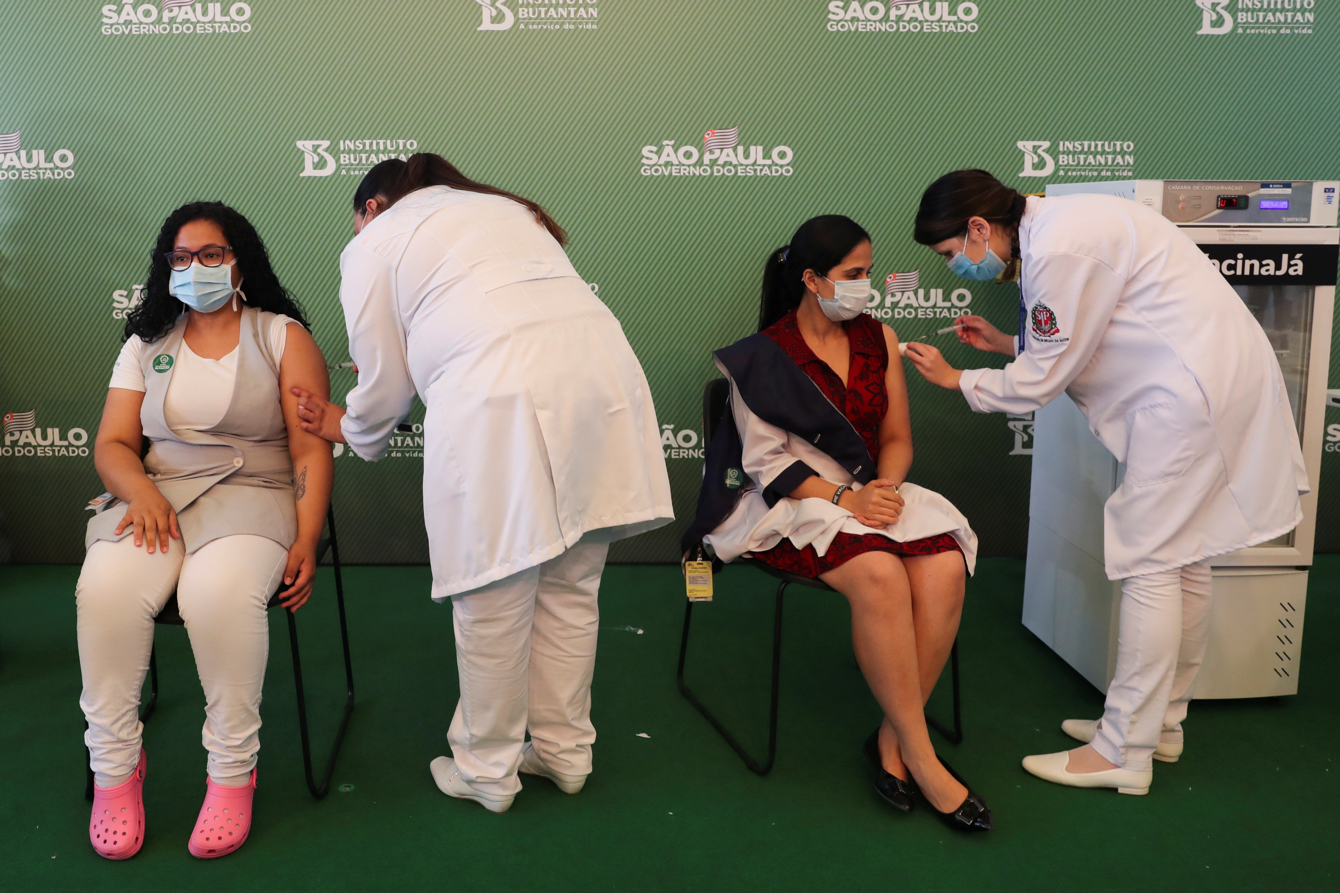 ▲▼巴西展開新冠肺炎疫苗施打，優先讓醫護人員接種。（圖／路透）