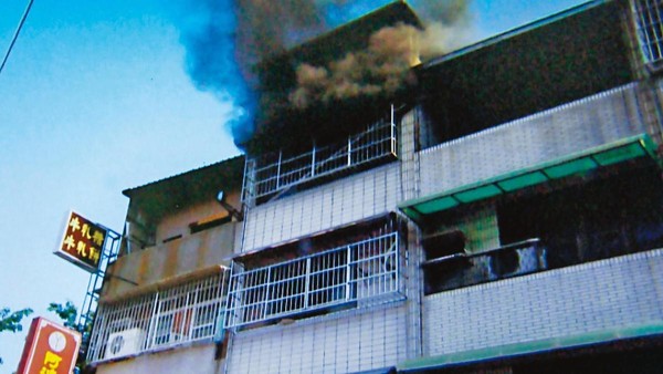 蔡永清闖入余家縱火，頂樓竄出大量濃煙。（東森新聞提供）