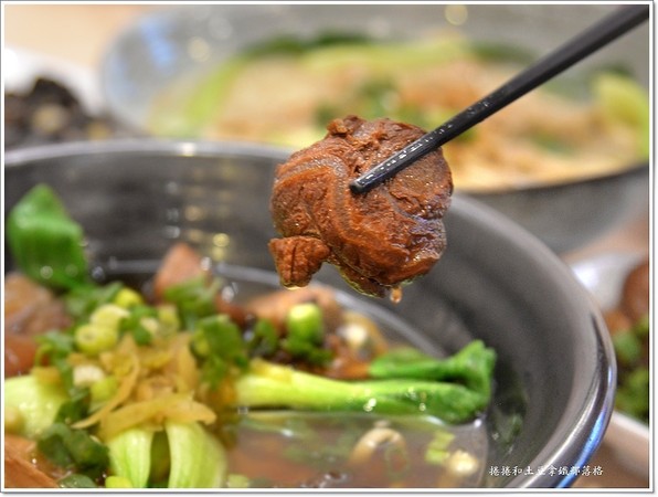 ▲▼高雄清一色牛肉麵。（圖／《捲捲&土豆拿鐵 美食旅遊生活》提供）