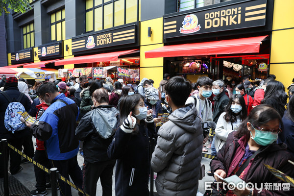 ▲台灣唐吉訶德西門店開幕，現場排隊人潮。（圖／記者林敬旻攝）