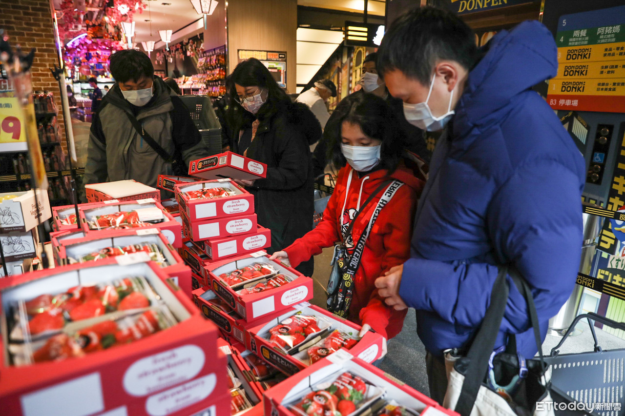 ▲台灣唐吉訶德西門店開幕，熊本草莓大受歡迎。（圖／記者林敬旻攝）