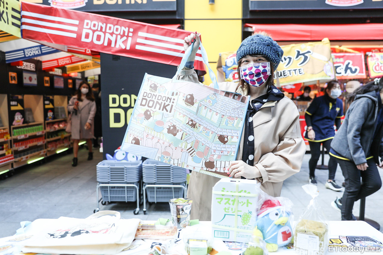 ▲台灣唐吉訶德西門店開幕，民眾手中為奧樂雞聯名購物袋。（圖／記者林敬旻攝）