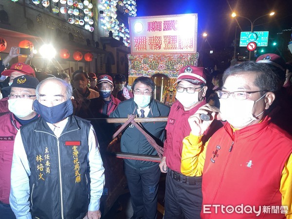 ▲台南市消防局第七大隊晚上在中正分隊前舉行「火神護祐、平安祈福點燈儀式」，由市長黃偉哲代表點燈，祀典武廟的「關聖帝君」、「火德星君」神轎「護轎」，並進行遶境遊行。（圖／記者林悅翻攝，下同）