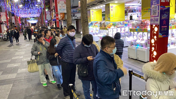 ▲▼唐吉軻德深夜門口仍有大批民眾排隊。（圖／記者游宗樺攝）