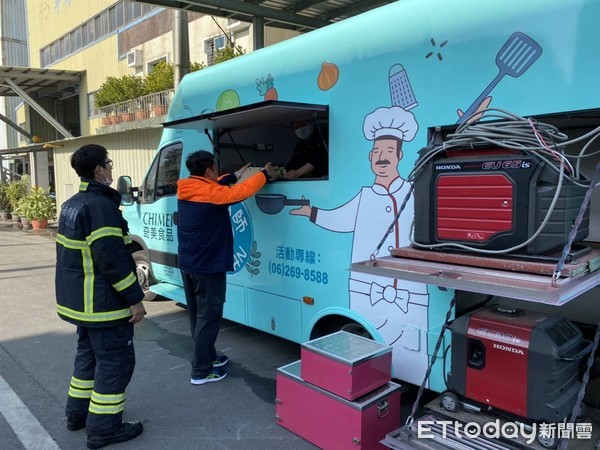 ▲奇美食品熱食餐車「總鋪師」開至救災現場，提供熱騰騰包子外，另準備薑茶及咖啡等熱飲，用實際行動支持消防救災工作。（圖／記者林悅翻攝，下同）