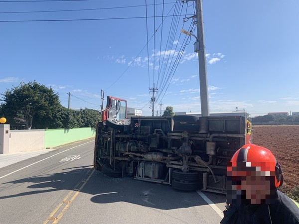 ▲▼台中1輛消防水箱車疑因駕駛不慎，自撞電線桿側翻，所幸沒有大礙。（圖／民眾提供）