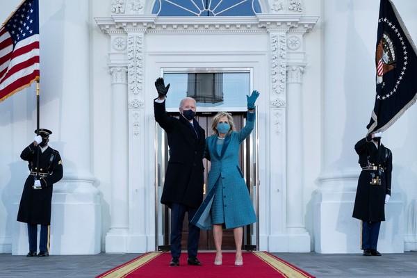 ▲▼ 美國總統拜登與夫人吉兒在白宮北門廊（North Portico）前揮手致意。（圖／路透）