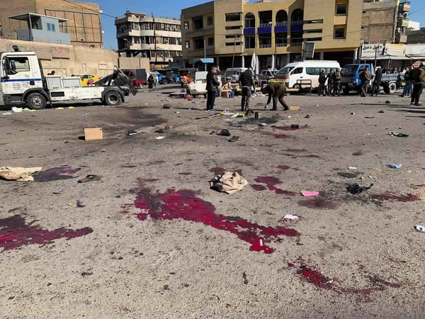 ▲巴格達一處市場遭受連環自殺炸彈客攻擊，案發現場一片血腥。(圖／達志影像／美聯社)