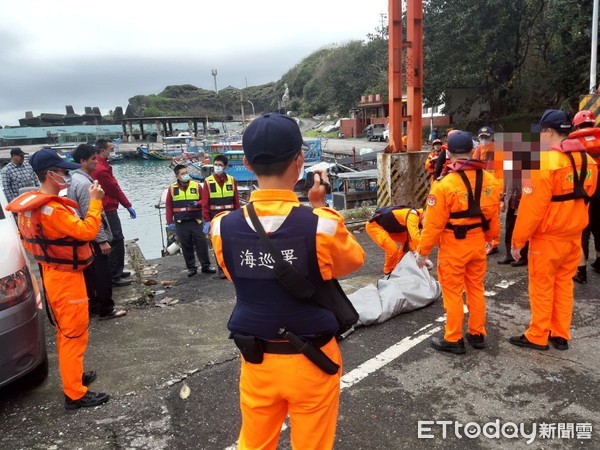 ▲▼海巡人員藉漁船接駁下海將男性大體打撈上岸。（圖／第一二岸巡隊提供，下同）