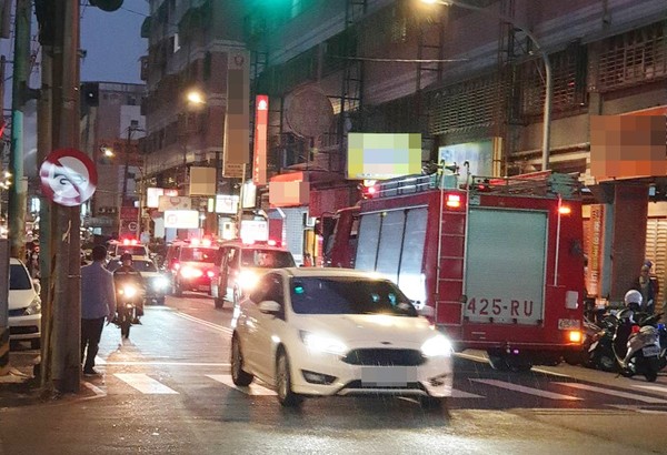 ▲桃園市中壢區成章一街某大樓住處22日傍晚傳出一家4口疑似一氧化碳中毒案，警方與消防人員在現場搶救。（圖／廖姓民眾提供）