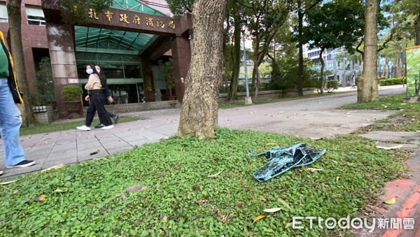 快訊／從瑪莎拉蒂被拖下車　信義區夜店男遭多人包圍刺傷。（圖／記者游宗樺攝）